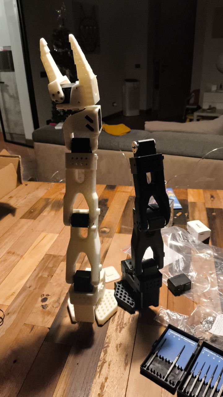 Due bracci robotici stampati in 3D, uno bianco e uno nero