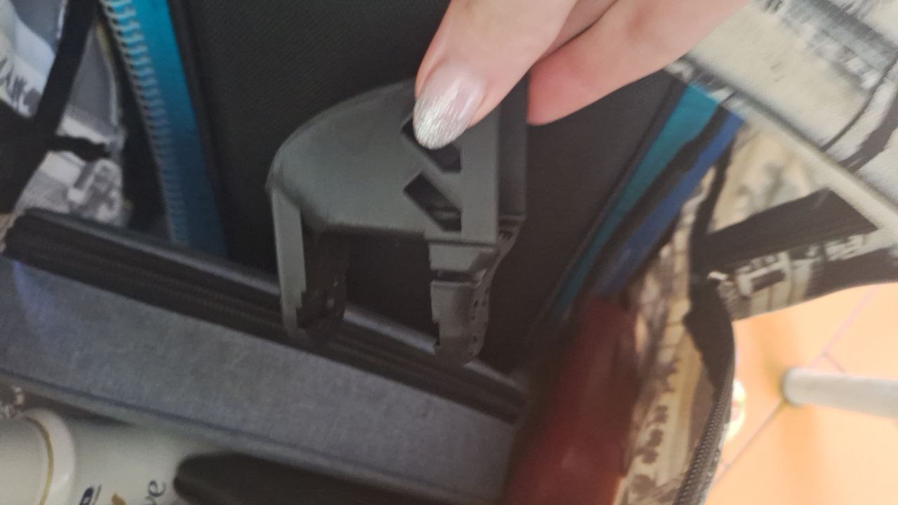 Pezzo stampato in 3D tenuto in mano